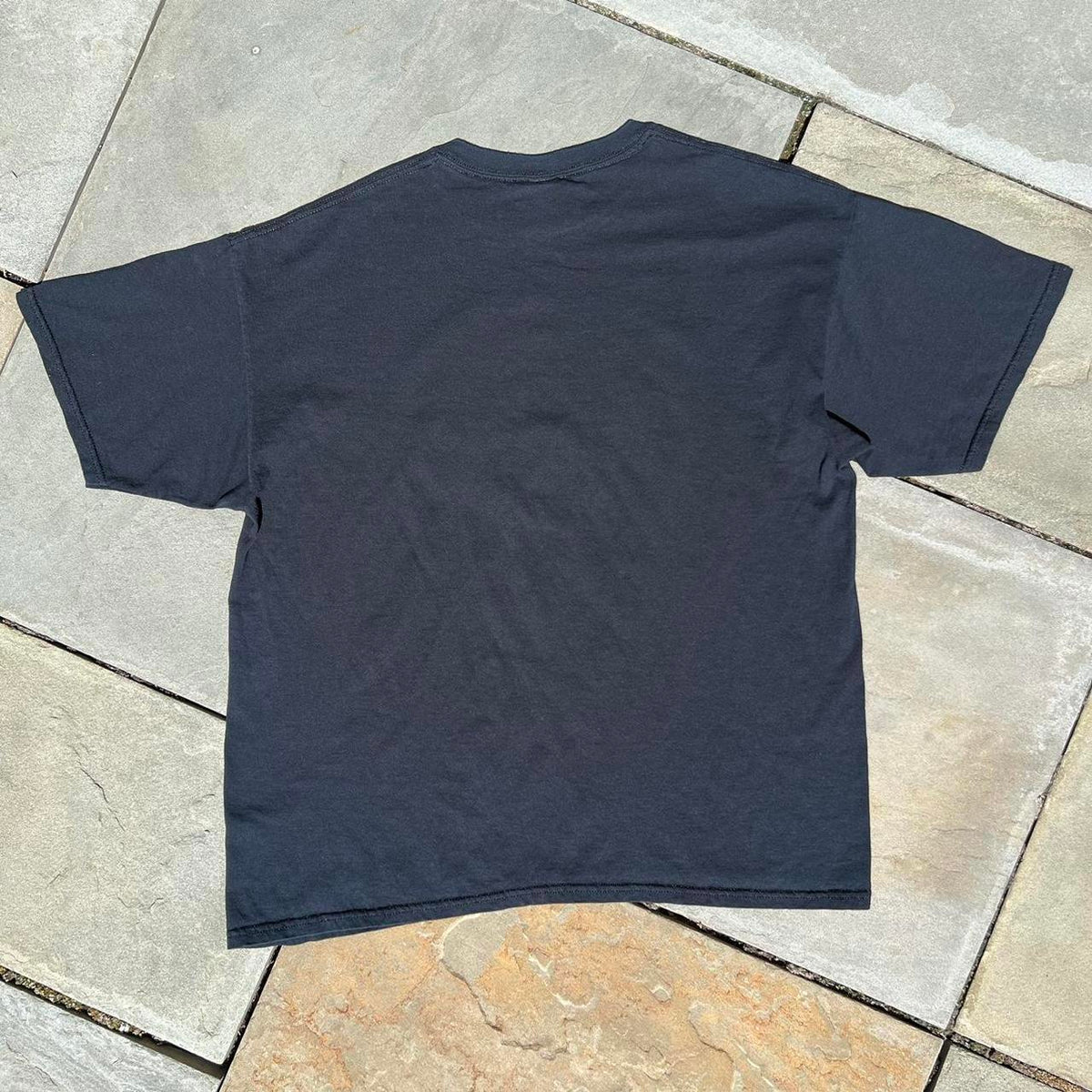 Gildan Men's Black and Yellow Tshirt