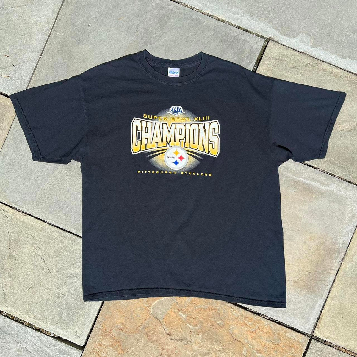 Gildan Men's Black and Yellow Tshirt