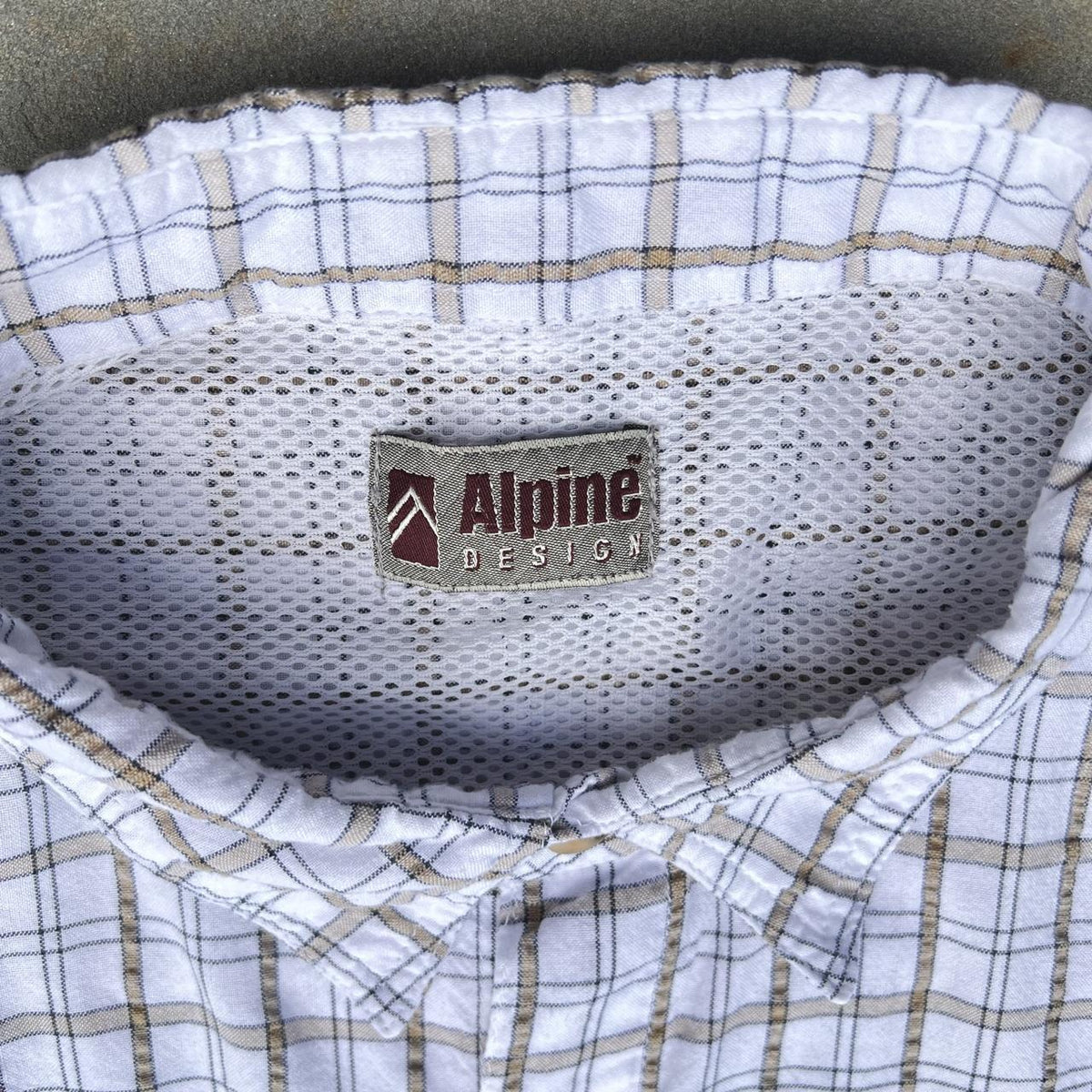 Neo Vintage Y2K White/Tan Plaid Short Sleeve Button Down