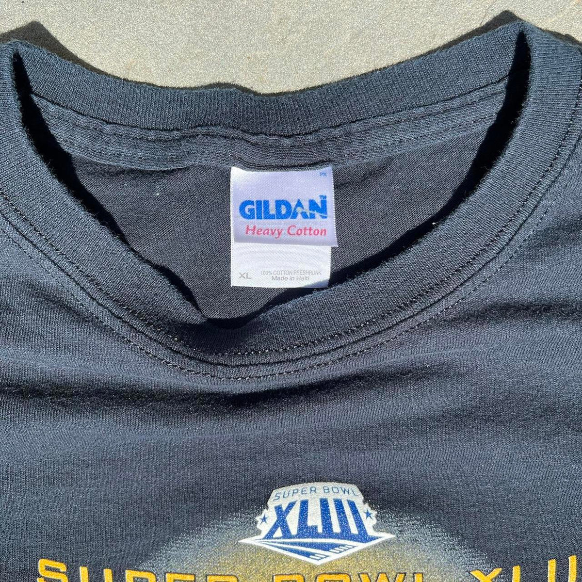 Gildan Men's Black and Yellow Tshirt